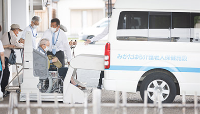 車椅子のまま乗ることができる送迎車